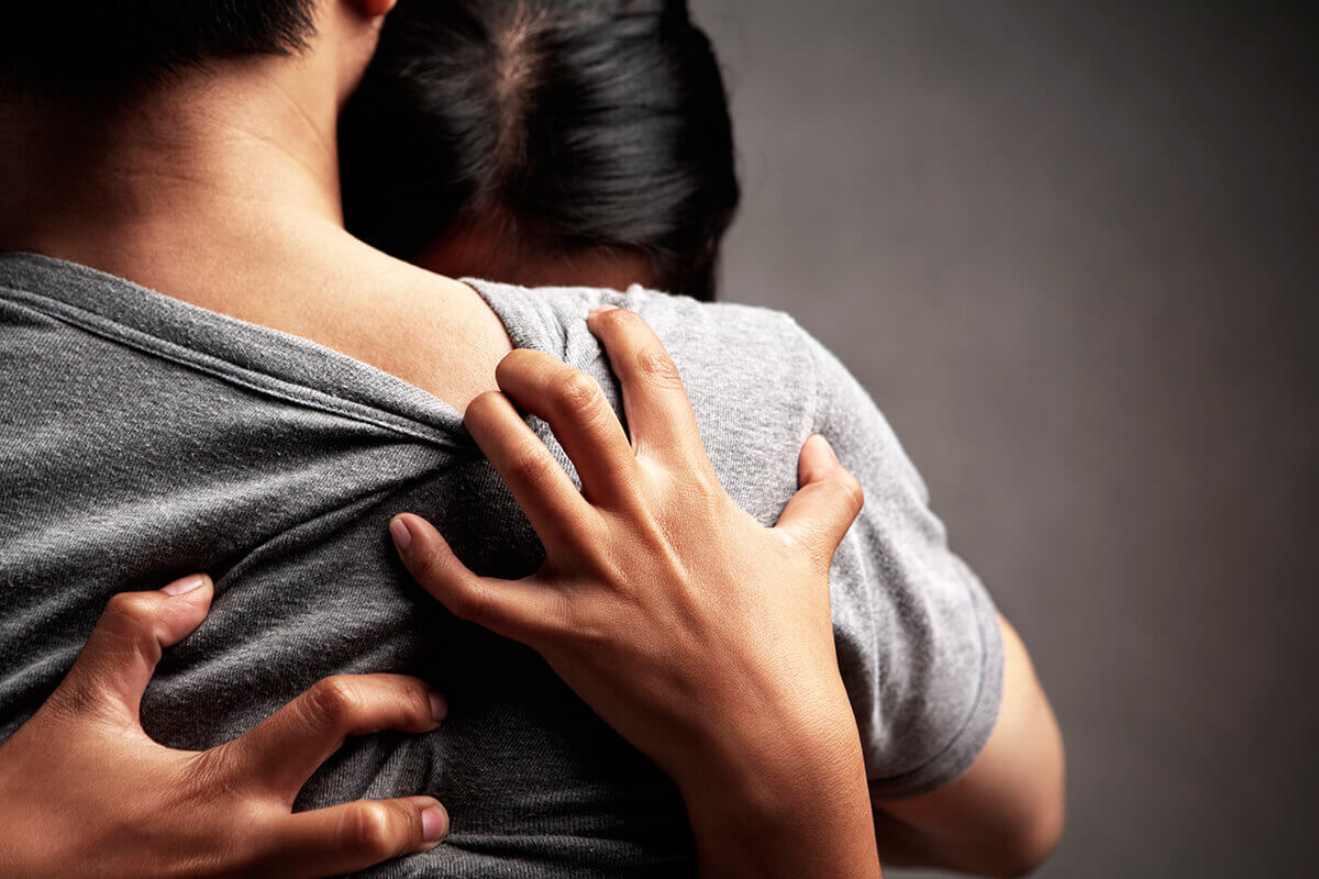 Casal abraçado