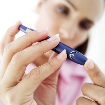 Mulher grávida medindo a diabetes gestacional