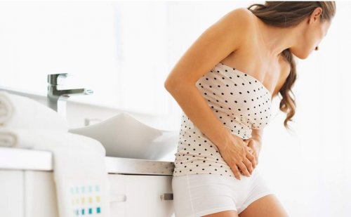 Mulher com sintomas de infecção urinária