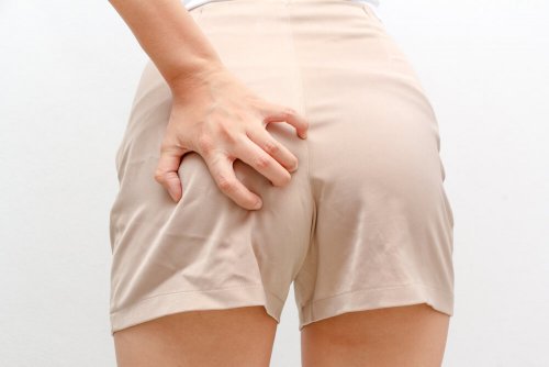 Mão no bumbum de mulher