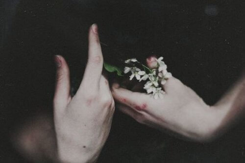 Mãos com flores
