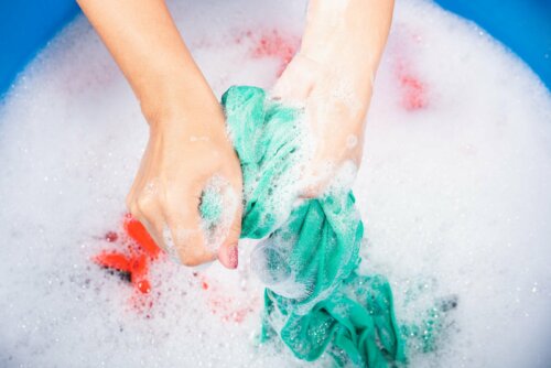 Detergente e amaciante para roupa