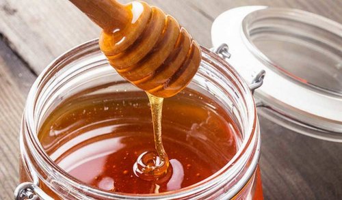 O mel pode ser usado no tratamento para a acne no rosto