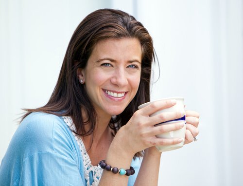 Mulher com metabolismo de 40 anos bebendo café