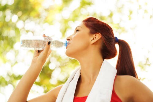 Mulher bebendo a melhor água