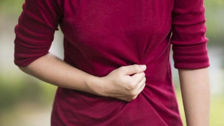 Mulher com dor de barriga ou no fígado