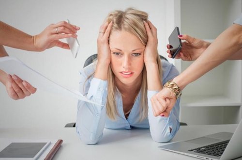Mulher estressada no trabalho