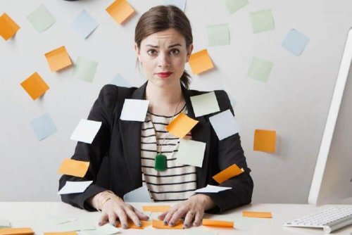 Mulher estressada no trabalho