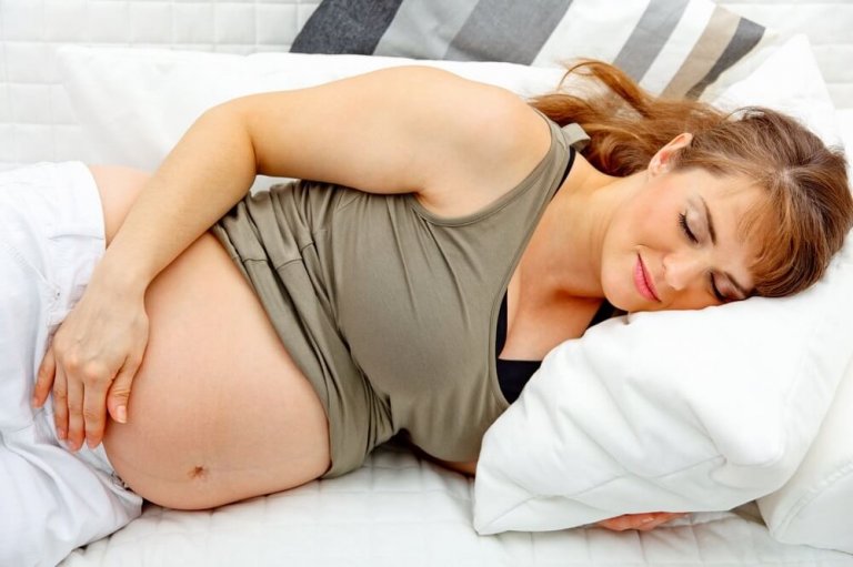 Dormir de lado no último trimestre da gravidez pode reduzir o risco de morte fetal