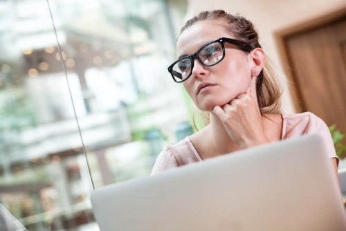 Mulher pensando em seu trabalho
