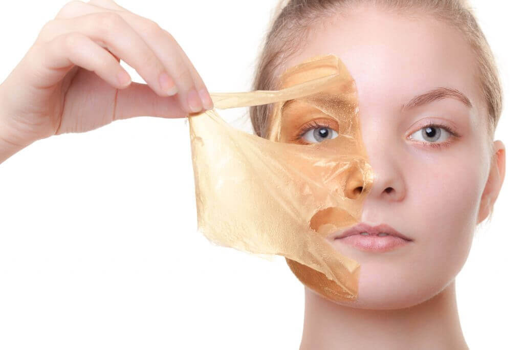 Mulher com máscara peel-off com ovo