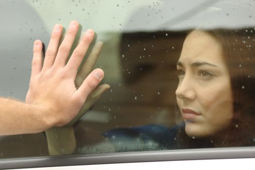 Mulher triste após separação amorosa