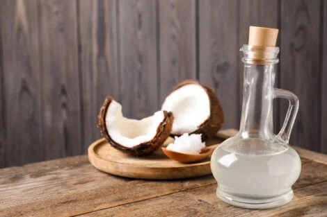 Óleo de coco para eliminar o frizz do cabelo