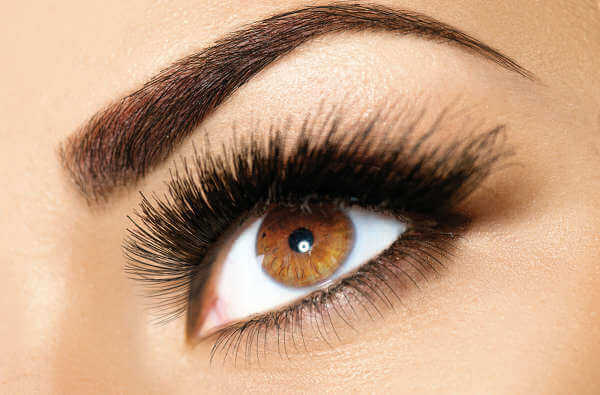 Mulher com o olho maquiado