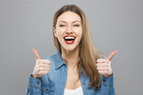 Moça positiva com personalidade forte