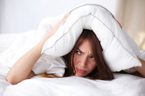 Mulher que não consegue dormir porque seu parceiro fala de noite enquanto dorme