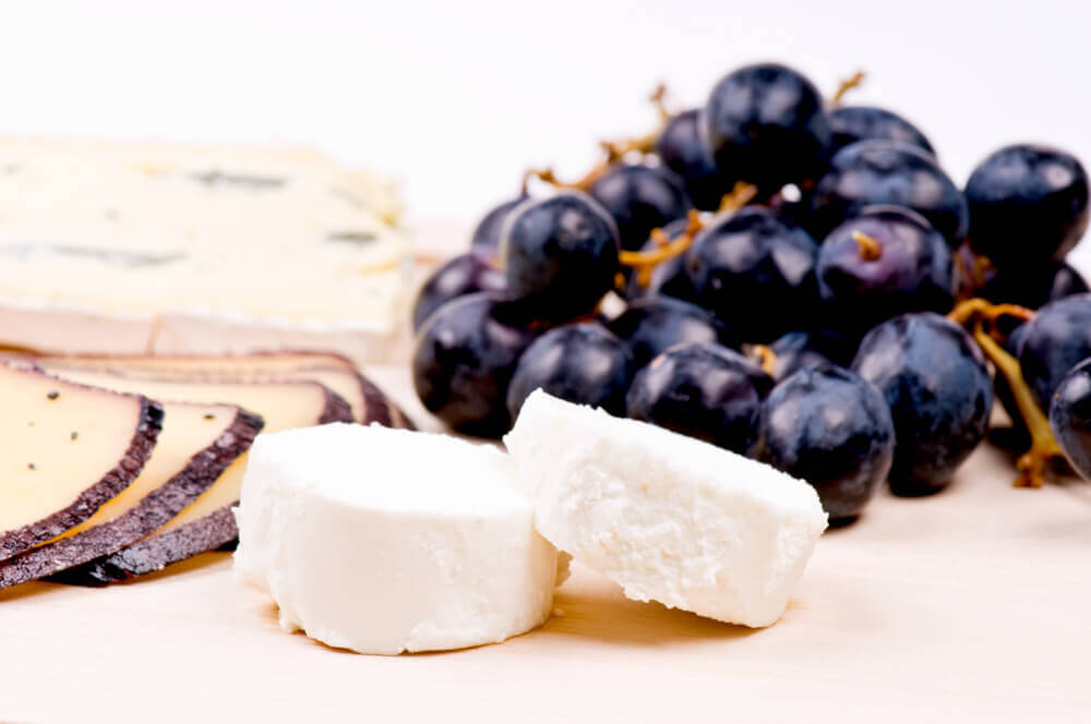 Queijo panela em tábua de frios com uvas