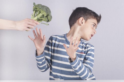 Criança recusando vegetal