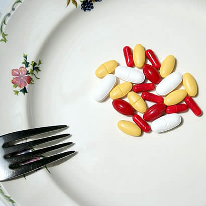 Remédios e pílulas num prato