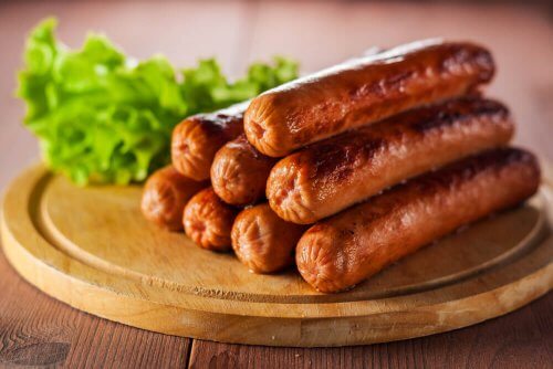 Alimentos que deveriamos evitar: salchichas e bacon