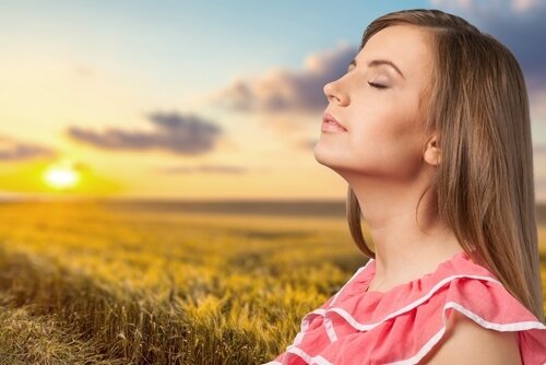 Mulher absorvendo vitamina D com o sol