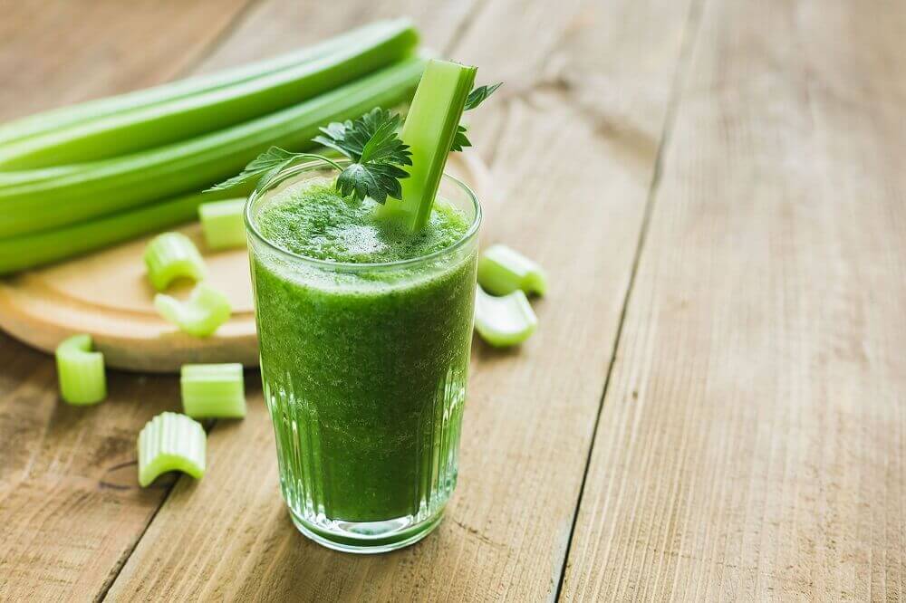 Suco verde com aipo para melhorar a circulação