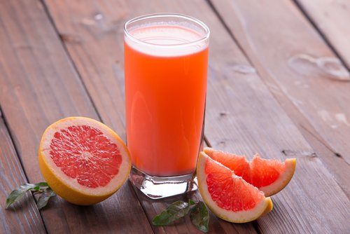 Suco de toranja em um copo