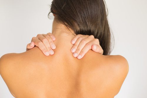 Mulher fazendo exercícios simples para aliviar a dor cervical