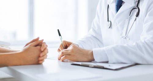 Médico ajudando paciente a combater a celulite