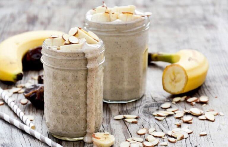 Vitamina de amêndoas, banana e água de coco