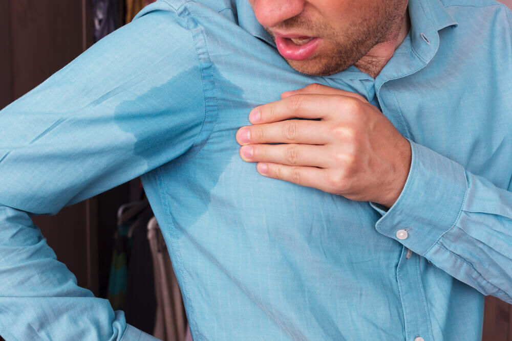5 maneiras eficazes de remover manchas de suor das roupas