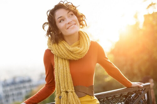 Mulher curtindo a luz do sol