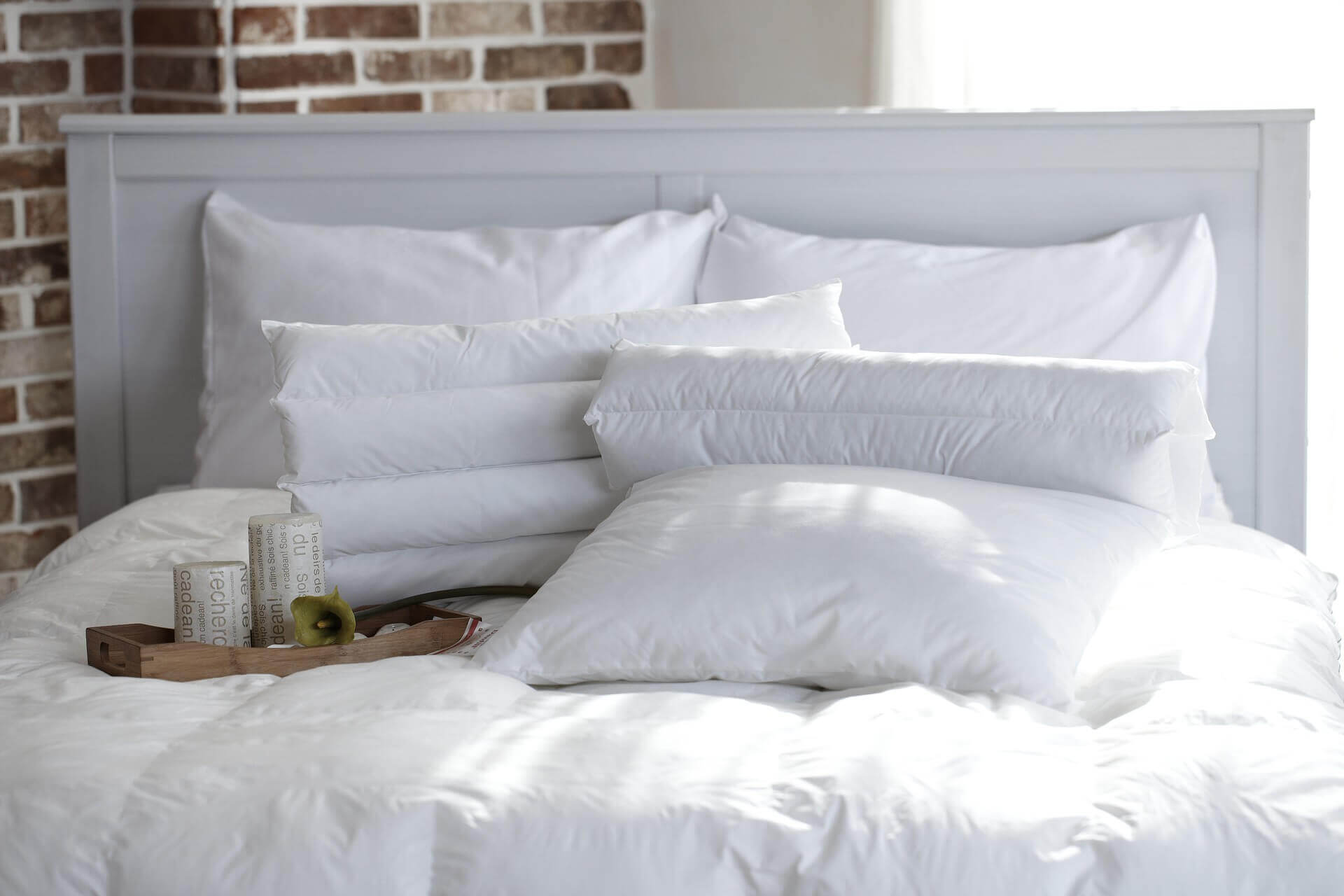 Cama com vários travesseiros