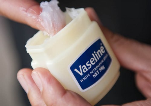 A vaselina pode ser usada para impedir que os sapatos façam calos nos pés