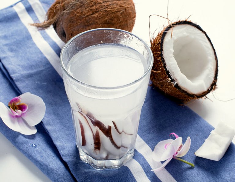8 grandes benefícios da água de coco