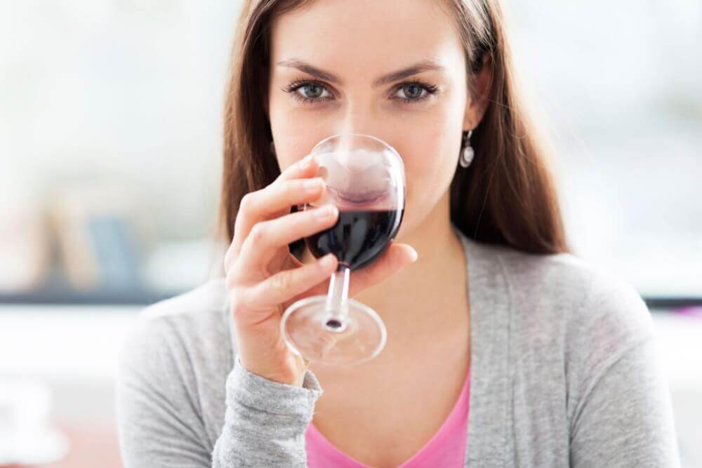 Mulher com taça de vinho tinto