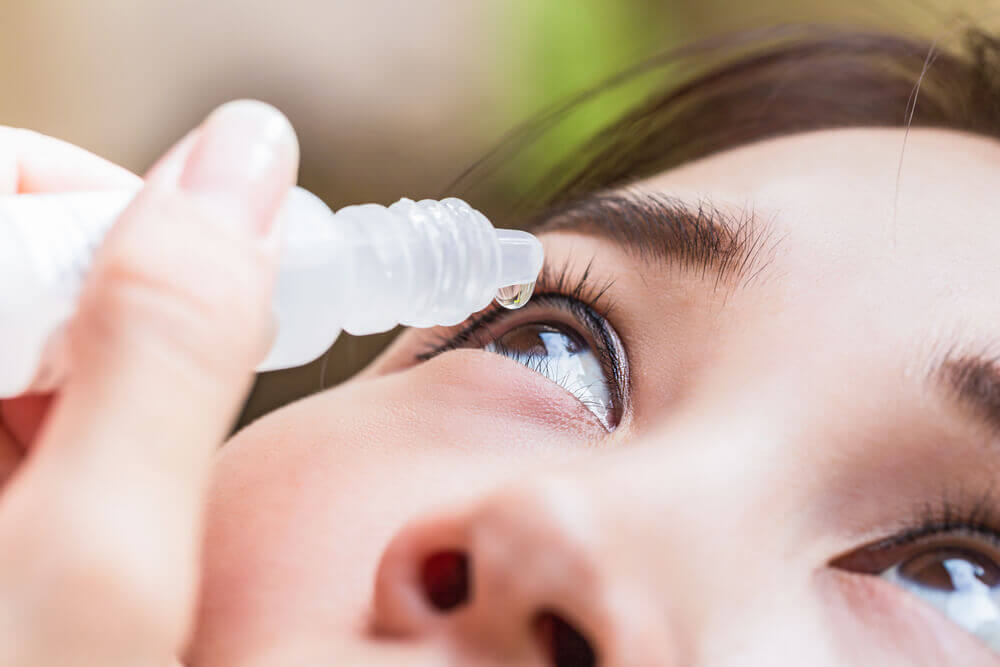 Usar colírio nos olhos