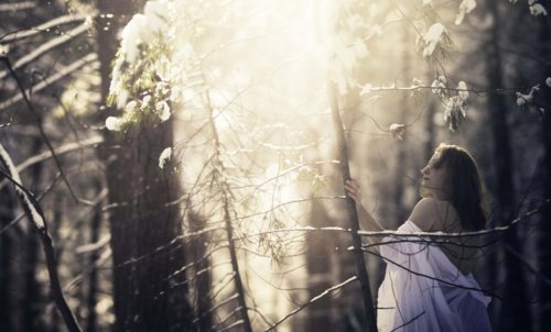 Mulher tentando superar o luto na floresta