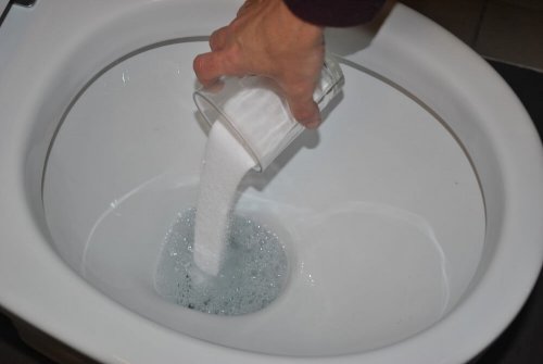 Bicarbonato serve para remover a sujeira do vaso