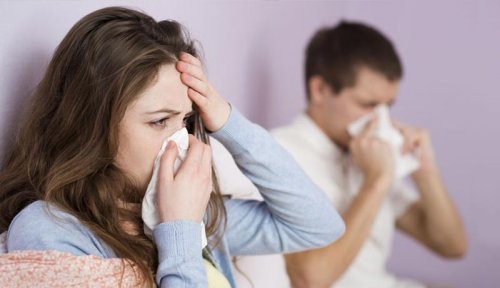 Casal com gripe se cuidando em casa