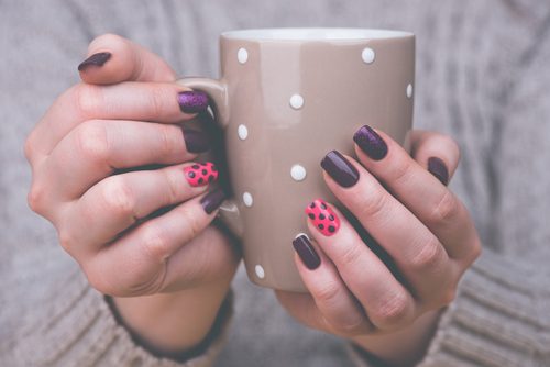 Unhas decoradas e vistosas