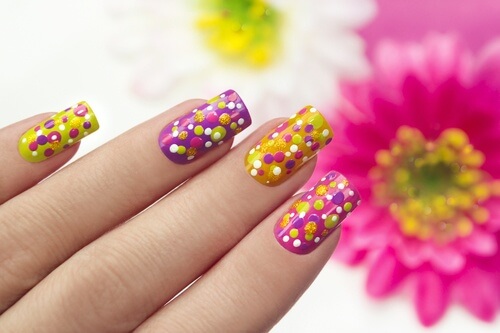 Decorar suas unhas com cores atrai a atenção