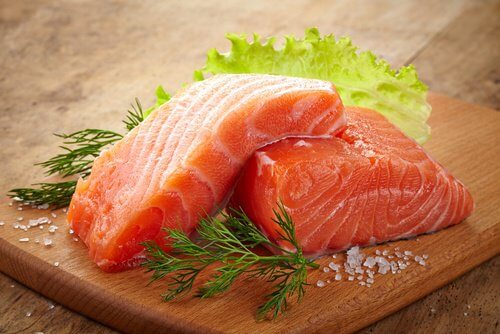 Consumir salmão aumenta a produção de colágeno