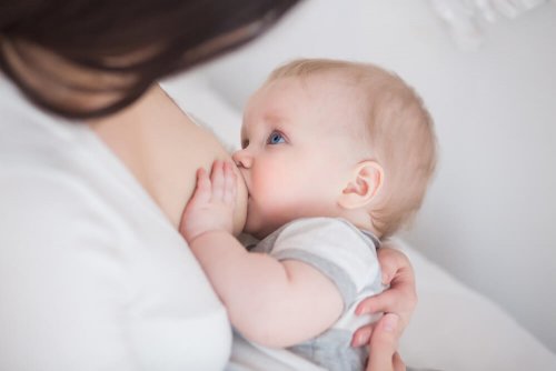 Mãe amamentando seu filho