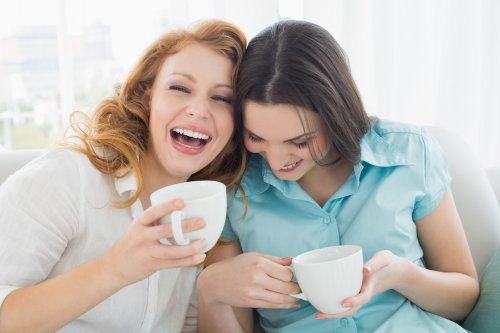 Amigas tomando uma xícara de chá