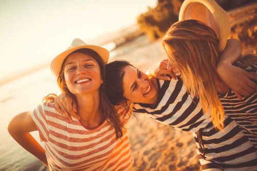 Amigas se divertindo na praia