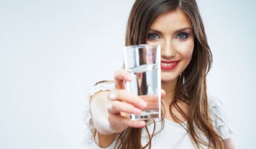 Beber muita agua ájuda a evitar queimadura de sol