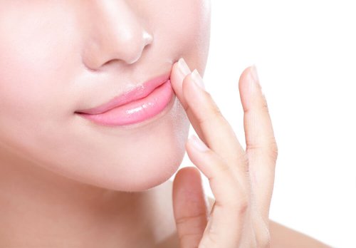 Bálsamo labial contra lábios rachados