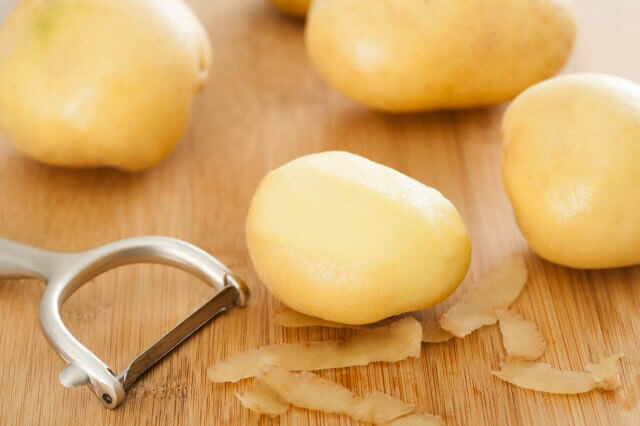 Descascar batatas