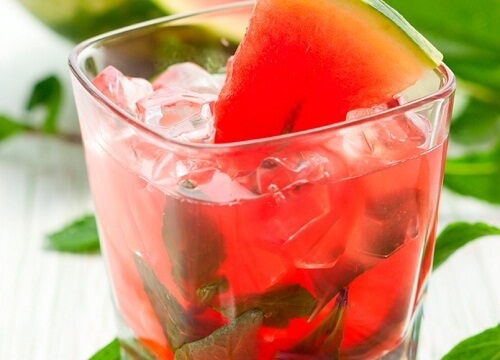 Evite beber água fria para combater gases